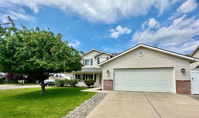 Building Photo - Newly Renovated Expansive Multi story 4 be...