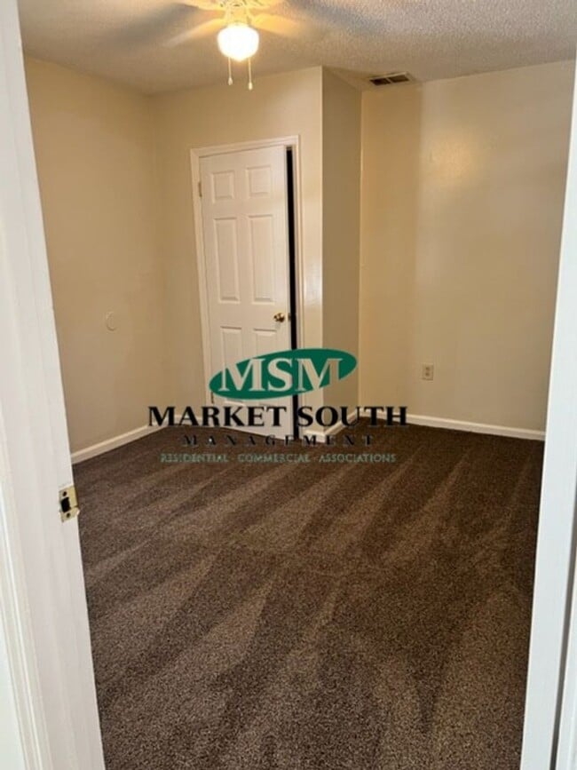 Building Photo - ** CONVENIENT LOCATION **