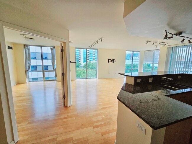 Building Photo - 1640 Maple Ave