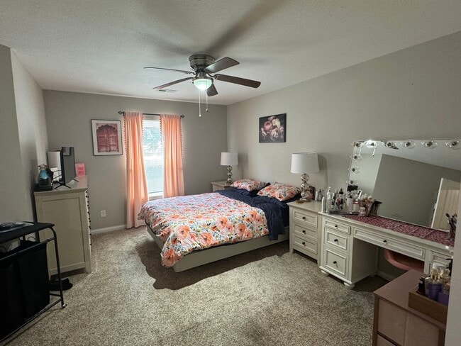 Building Photo - 3-Bedroom, 2-Bathroom Modern Home in East ...