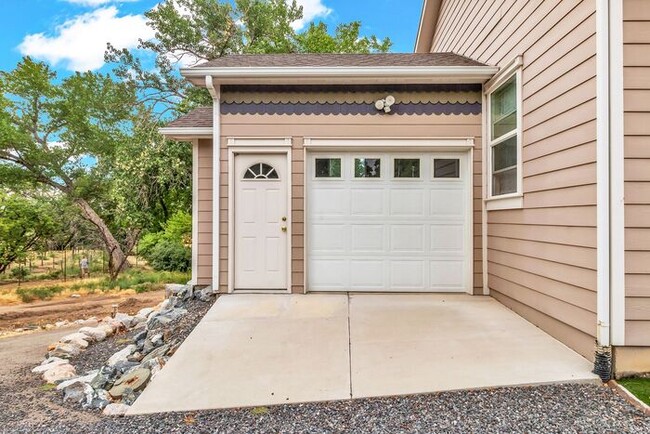 Building Photo - Beautiful & Spacious 4Bd 3.5Bath Home w/An...