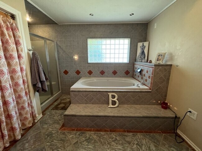 Building Photo - 107 NE 6th St