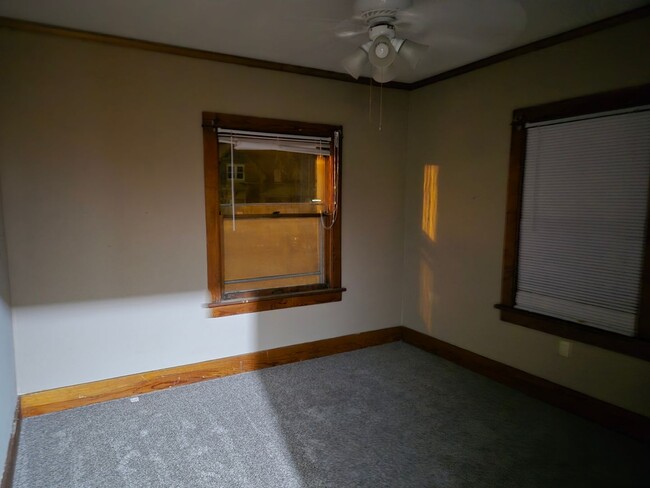 Building Photo - 2 bedroom plus large bonus room, large liv...