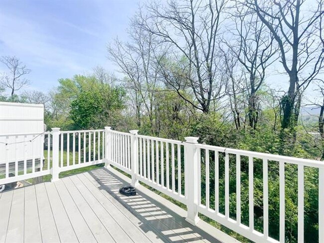 Building Photo - 3-Level Townhome in Waynesboro