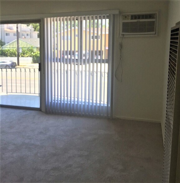 Building Photo - 14716 W Magnolia Blvd