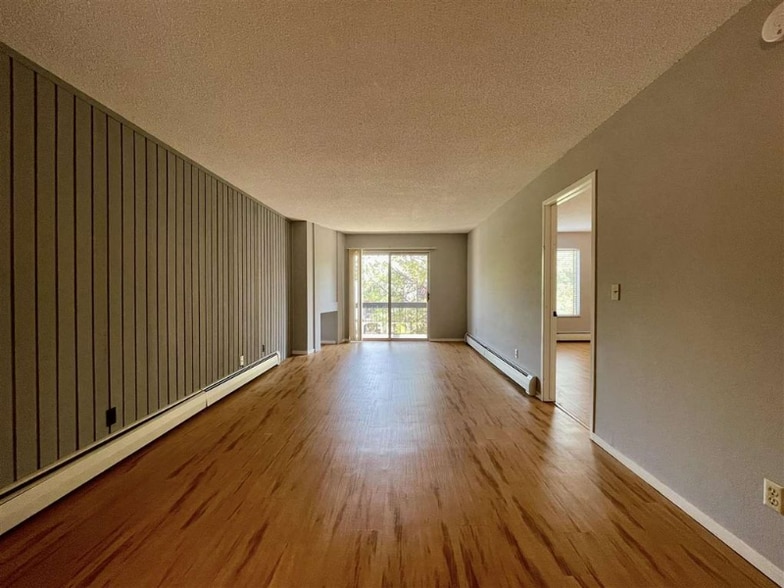 Building Photo - 3150 Lakeside Dr