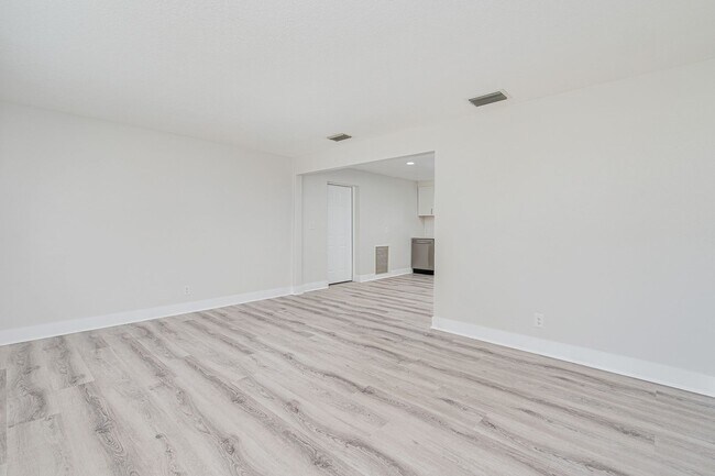 Building Photo - Fully Remodeled 2-Bedroom Home in Prime Or...