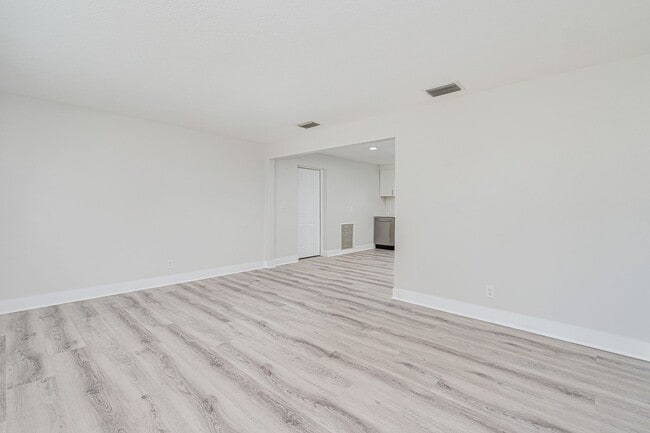 Building Photo - Fully Remodeled 2 Bedroom Home in Prime Ormond Location