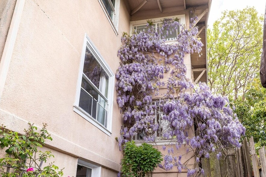 Building Photo - Large North Berkeley gem