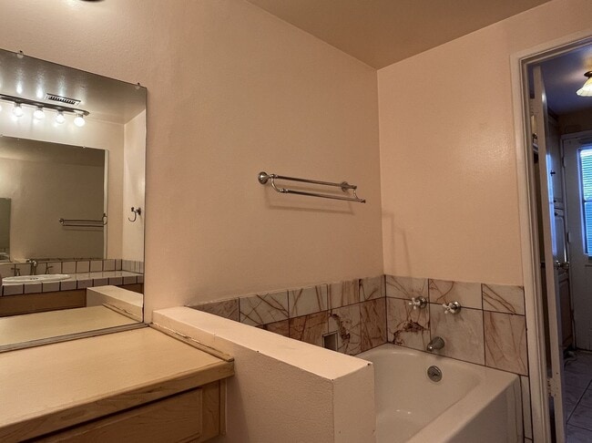 Building Photo - 3-bedroom 2-bathroom House for Rent in Riverside