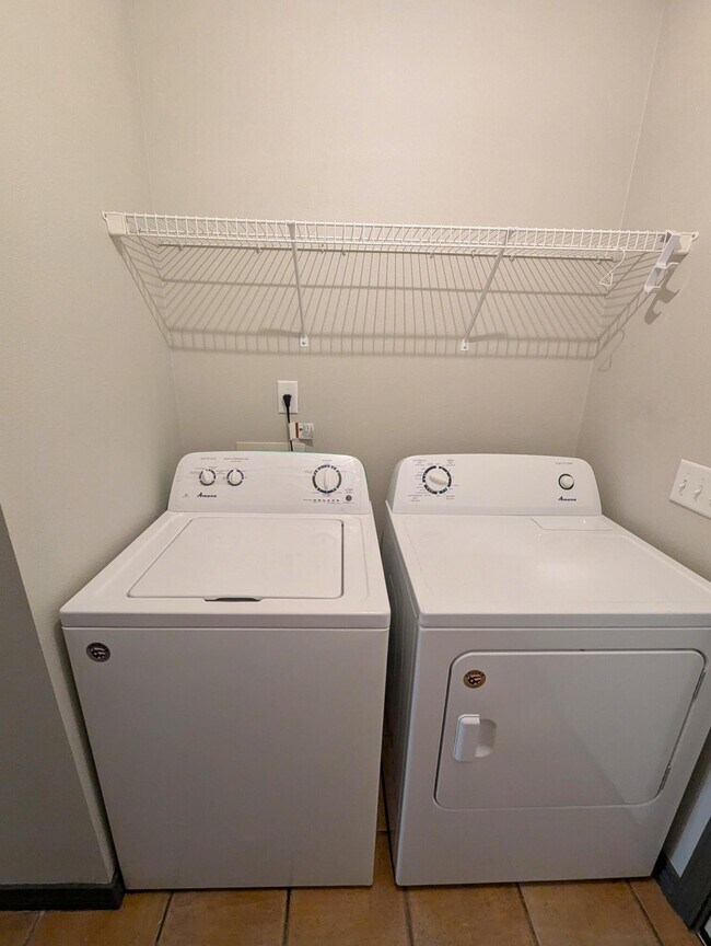 Building Photo - 1909 Sunrise Dr