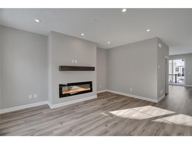 Building Photo - 855 Roselyn Dr