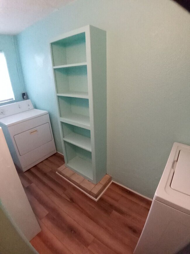 Building Photo - Updated North Downtown 2/bd 1/ba