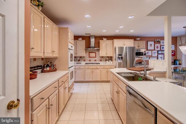Building Photo - 307 Sayre Dr