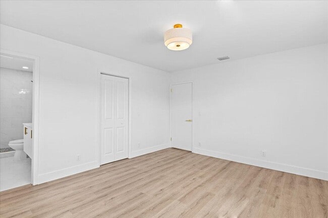 Building Photo - 533 Riverside Dr