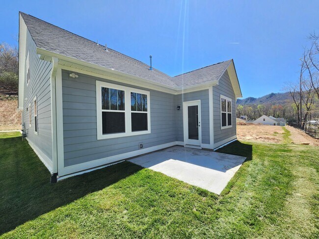 Building Photo - Black Mountain Rental!