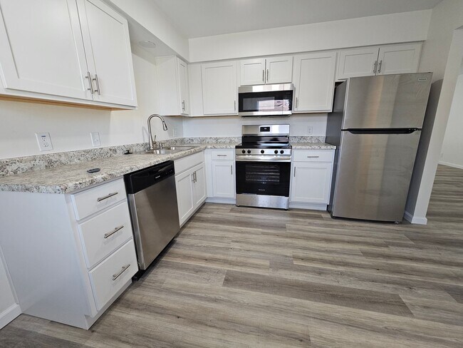 Building Photo - 3BR Townhome – Remodeled Kitchen, Garage, ...