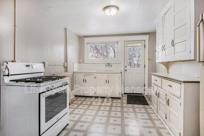 Building Photo - 247 Sweet St NE