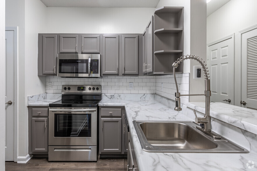 1BR, 1BA - (Laurel) Gold Newly Renovated 803 SF - Overlook Ridge