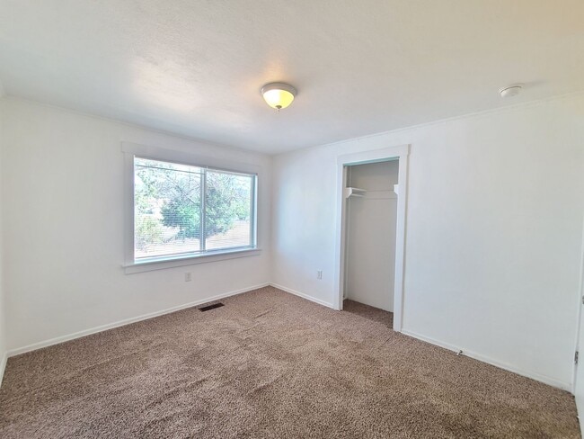 Building Photo - $2,200- 4 Bed / 2 Bath House on an Almost Acre Lot in Spokane Valley