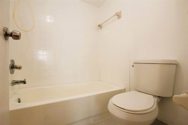 Building Photo - 217 Lake Pointe Dr