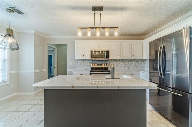 Building Photo - 231 Windermere Dr