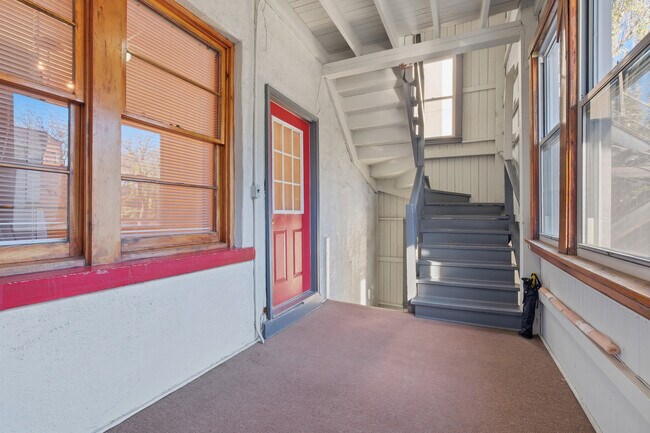 Building Photo - 823 N Hoyne Ave