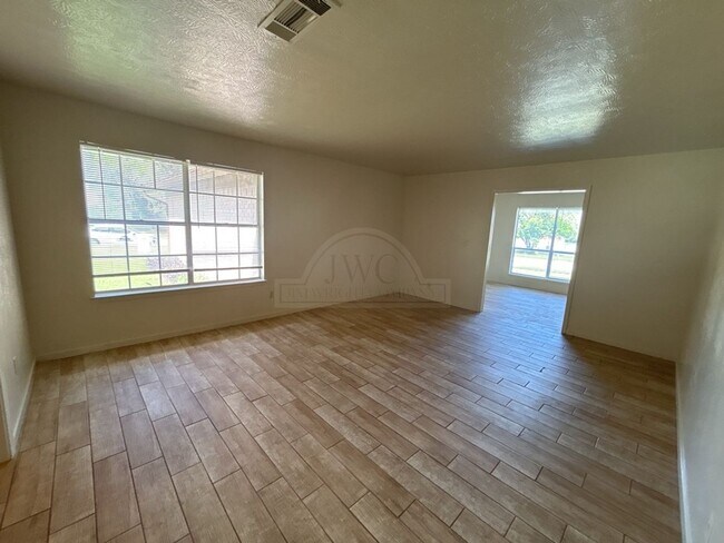 Building Photo - 2401 Mather Dr