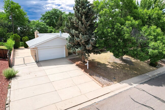 Building Photo - Vintage 5 bed Home in Green Mountain Estat...