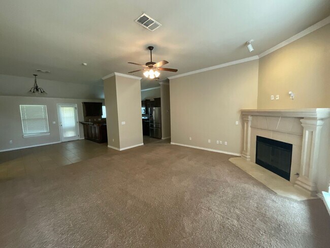 Building Photo - 4 bed, 2 bath, 2 car garage, 12-14 person ...