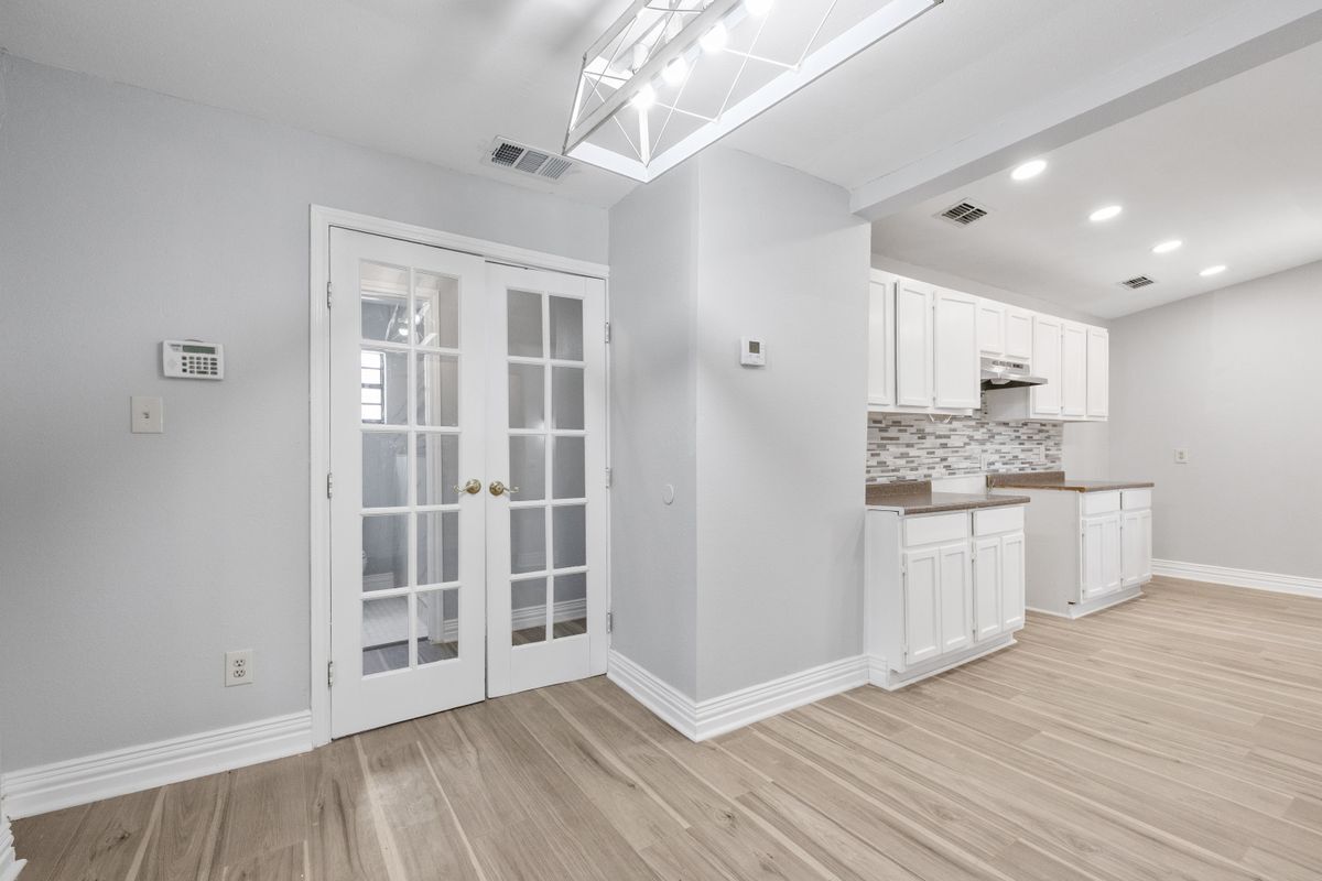 Building Photo - 1206 E Samano St