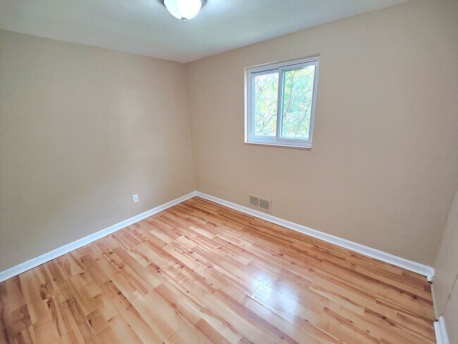 Building Photo - *Recently Updated 3BD/2BA Single Family Ho...