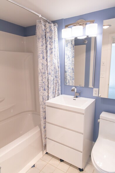 Shower/tub in secondary bathroom - 511 1st St N