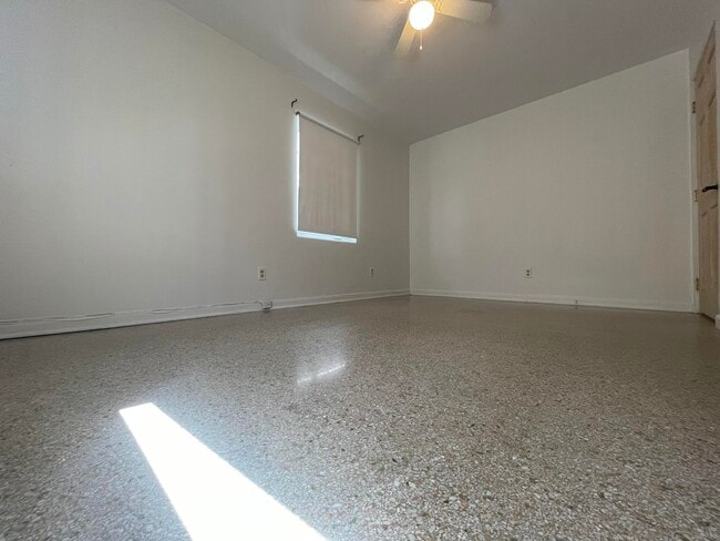 Building Photo - 335 Hernando St