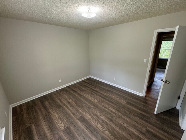 Building Photo - Freshly remodeled.