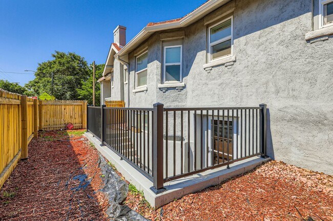 Building Photo - Highlands 2 BDR Turnkey Home