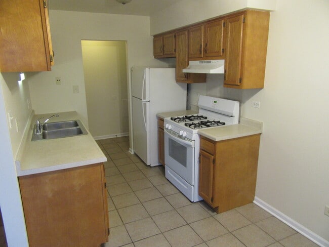 Building Photo - 135 Pickwick Dr