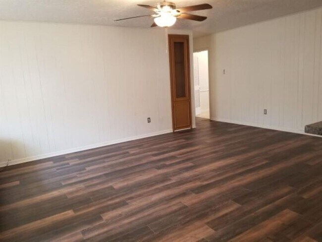Building Photo - 1042 Creekmont Dr
