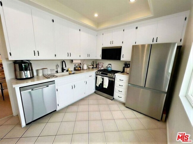 Building Photo - 5139 Balboa Blvd