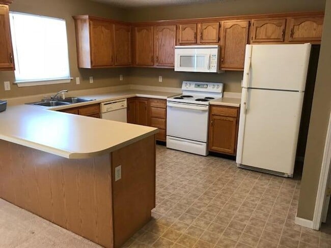 Building Photo - 3BR/2BA with neighborhood pool included!