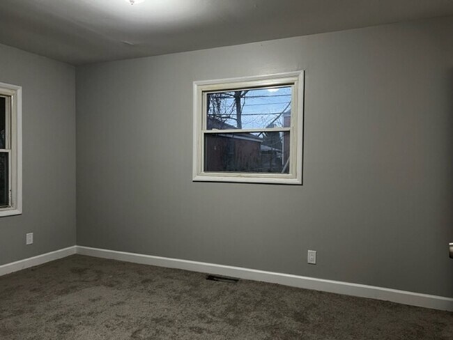 Building Photo - 378 Pineview Dr