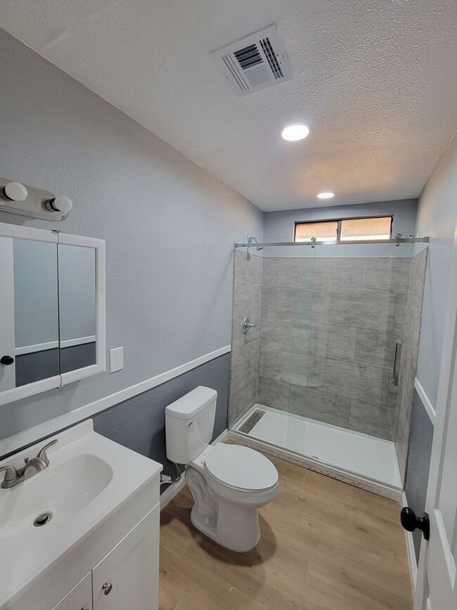 Building Photo - Beautifully Remodeled 5-Bedroom, 3-Bathroo...