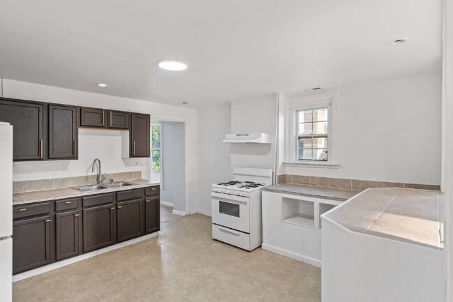 Building Photo - "Spacious 3-Bedroom Retreat at 57 1/2 Sara...