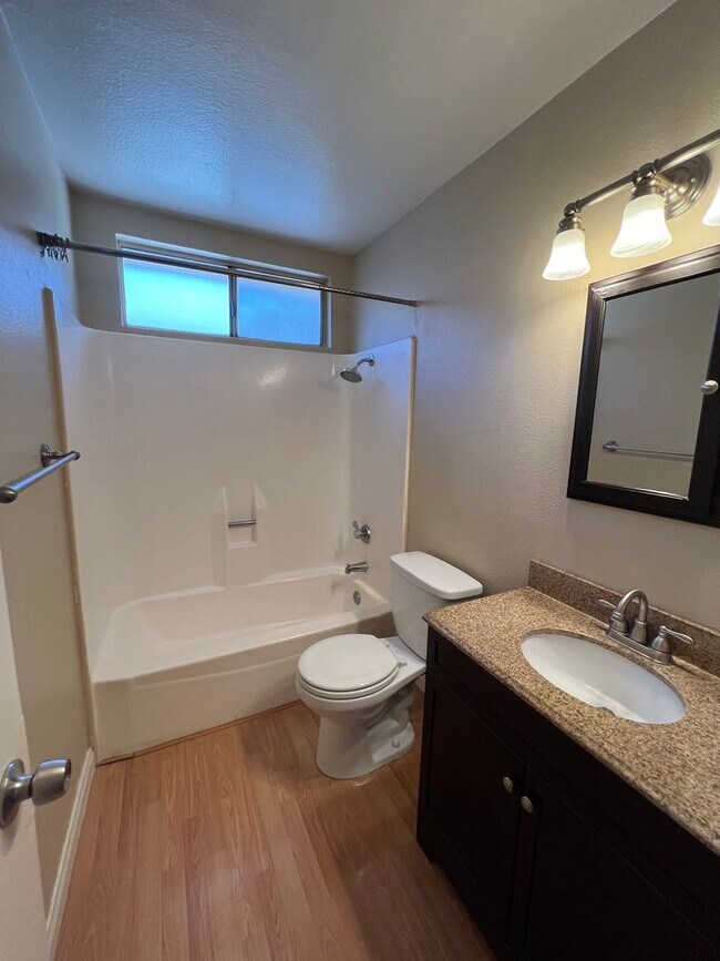 Building Photo - 2 Bed, 1 Bath single story duplex