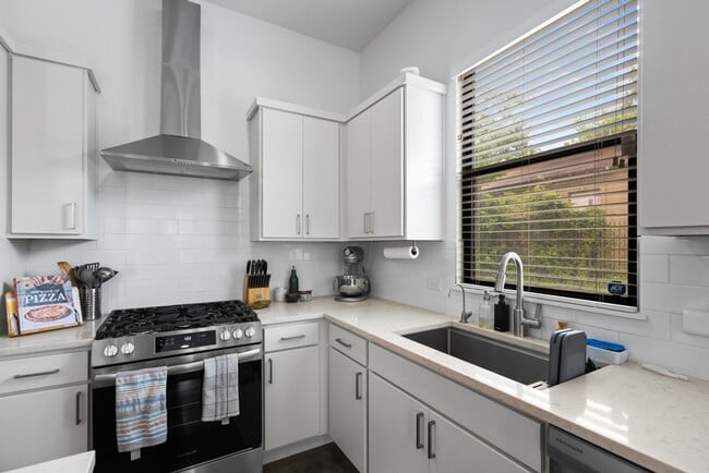 Building Photo - Charming Home Awaits: Spacious & Modern Living in a Prime Location