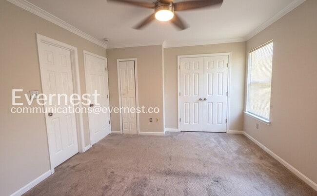 Building Photo - 2 Bed/1.5 Bath Townhome with Garage / Vouchers Accepted / Available Now!