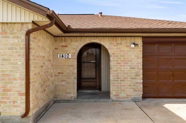 Building Photo - 1410 PI Cir