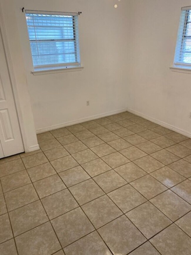 Building Photo - Available NOW! *PET FRIENDLY*