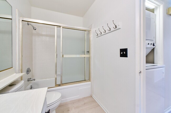 Building Photo - 2420 Los Coyotes Dr