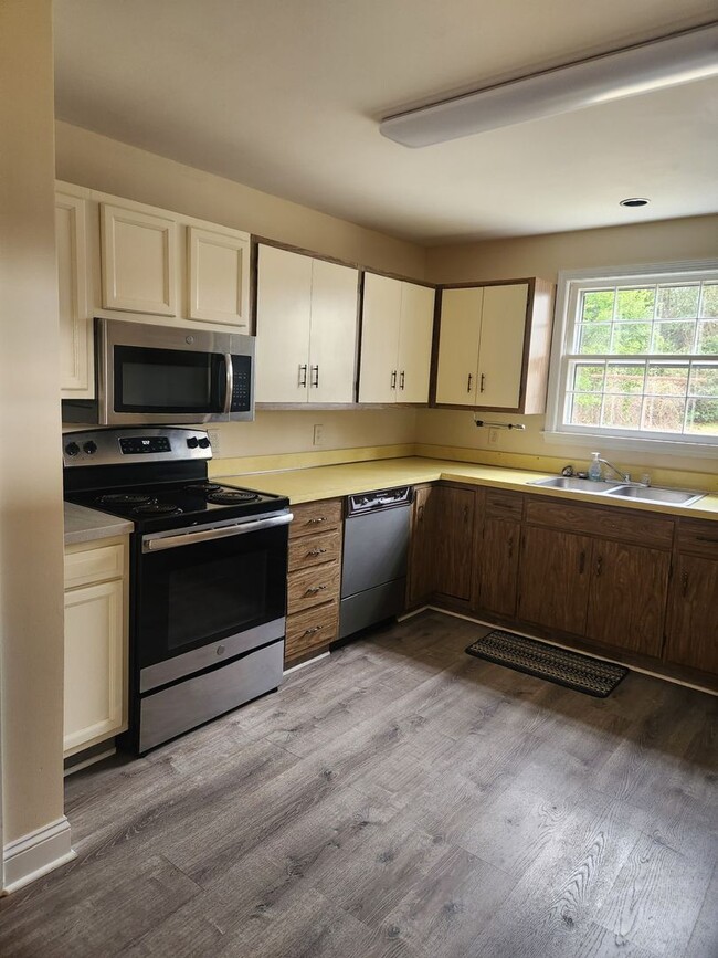 Building Photo - Charming 2 Bedroom 1 Bath